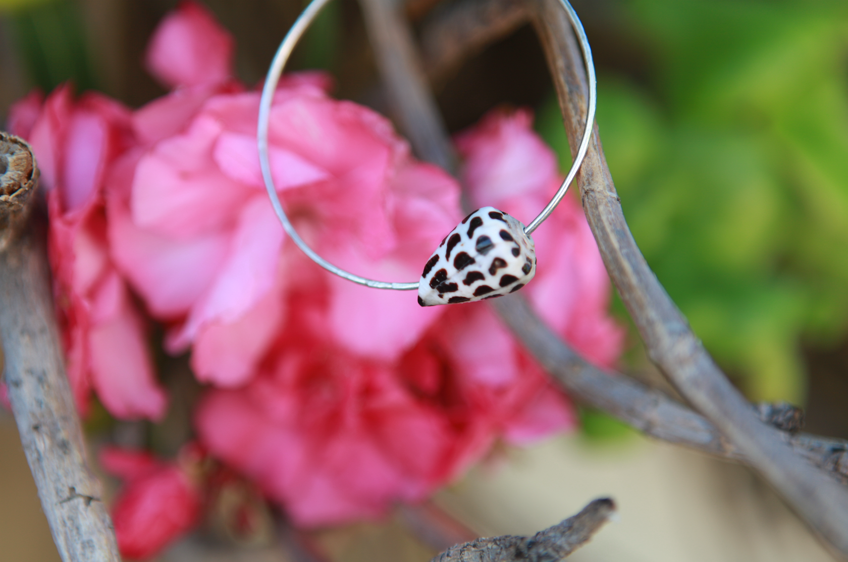 Black & White Hebrew Cone Shell Bangle